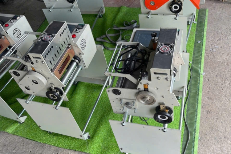 Máy cắt dây ngành dệt may